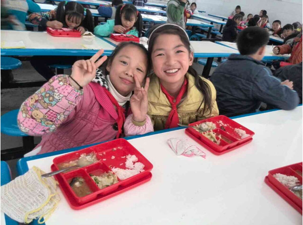 上海包子视频APP二维码下载餐具有限公司震後災區“愛心點點”世紀苗係列餐具使用情況的回訪活動